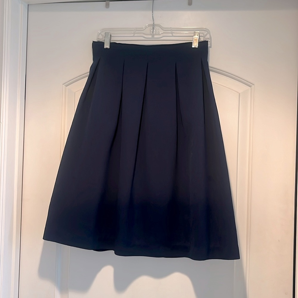 Black Halo sponge crepe pleated midi skirt. Size 8. Color Navy.